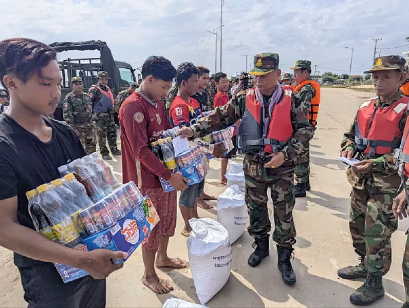 តំបន់ប្រតិបត្តិការសឹករងកំពង់ឆ្នាំង ធ្វើសមយុទ្ធសង្គ្រោះប្រជាពលរដ្ឋជាក់ស្តែងនៅលើផ្ទៃទឹក - Image 9