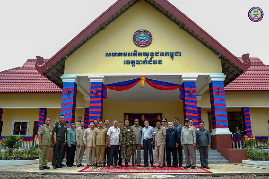 ឯកឧត្តមកិត្តិសង្គហបណ្ឌិត គន់ គីម បានអញ្ជើញក្នុងពិធីសម្ពោធទីស្នាក់ការសមាគមអតីតយុទ្ធជនខេត្តបាត់ដំបង ជាអំណោយដ៏ថ្លៃថ្លារបស់សម្តេចតេជោ ហ៊ុន សែន ប្រធានសមាគមអតីតយុទ្ធជនកម្ពុជា កសាងដោយអ្នកឧកញ៉ា ម៉ម វណ្ណឌី។  - Image 8