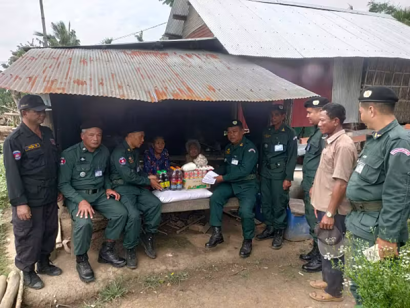 នគរបាល​ស្រុក​បវេល​ចុះ​ចែក​អំណោយ​ដល់​អតីត​យុទ្ធជន​ដែល​ខ្វះខាត​ក្នុង​ខេត្ត​បាត់ដំបង