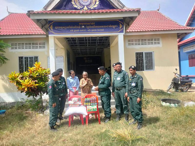 នគរបាល​ស្រុក​បវេល​ចុះ​ចែក​អំណោយ​ដល់​អតីត​យុទ្ធជន​ដែល​ខ្វះខាត​ក្នុង​ខេត្ត​បាត់ដំបង - Image 2