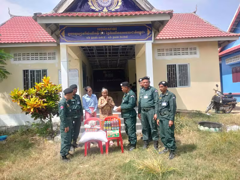 នគរបាល​ស្រុក​បវេល​ចុះ​ចែក​អំណោយ​ដល់​អតីត​យុទ្ធជន​ដែល​ខ្វះខាត​ក្នុង​ខេត្ត​បាត់ដំបង - Image 2