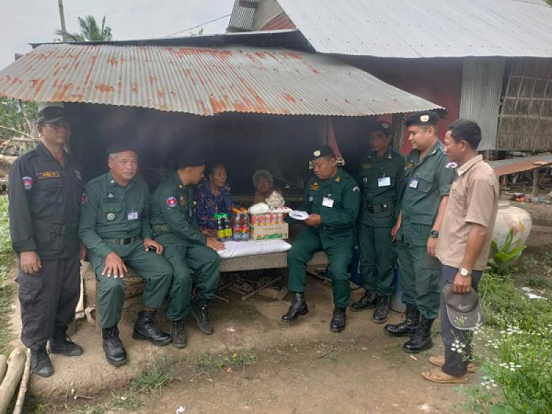 នគរបាល​ស្រុក​បវេល​ចុះ​ចែក​អំណោយ​ដល់​អតីត​យុទ្ធជន​ដែល​ខ្វះខាត​ក្នុង​ខេត្ត​បាត់ដំបង - Image 3