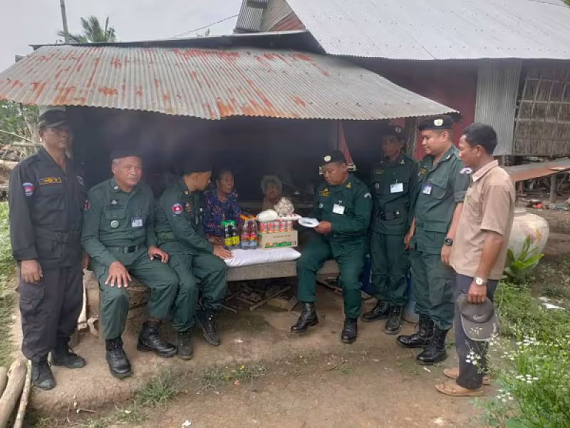 នគរបាល​ស្រុក​បវេល​ចុះ​ចែក​អំណោយ​ដល់​អតីត​យុទ្ធជន​ដែល​ខ្វះខាត​ក្នុង​ខេត្ត​បាត់ដំបង - Image 3