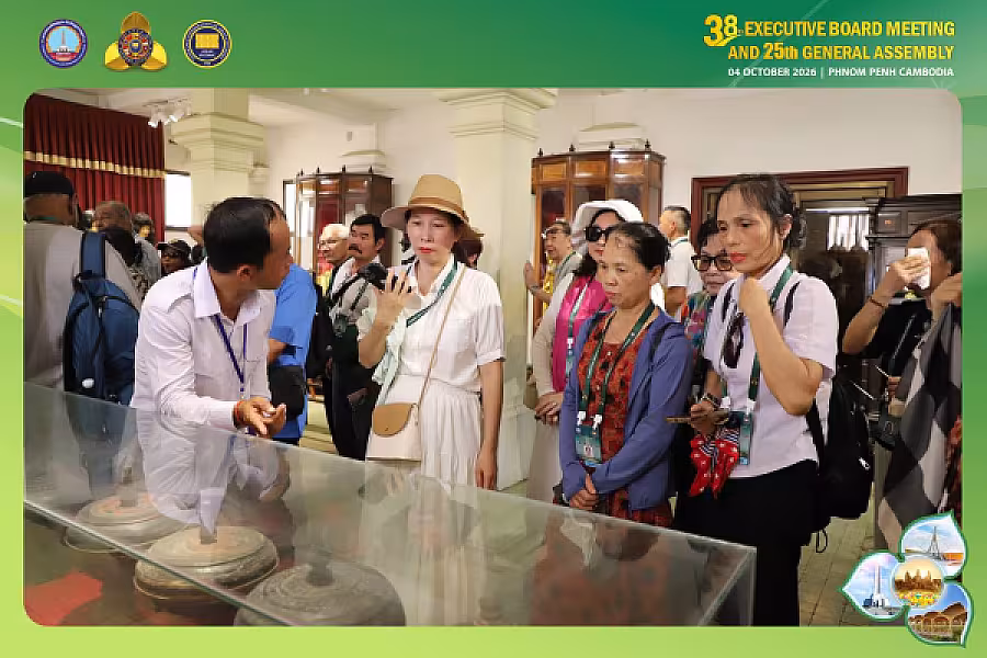លោកជំទាវ គឹង ចាន់ឌី គន់ គីម អញ្ជើញដឹកនាំភរិយា-ស្វាមីប្រតិភូបណ្តាប្រទេសសមាជិក VECONAC ទស្សនកិច្ចព្រះបរមរាជវាំង និងសារមន្ទីរជាតិ - Image 7