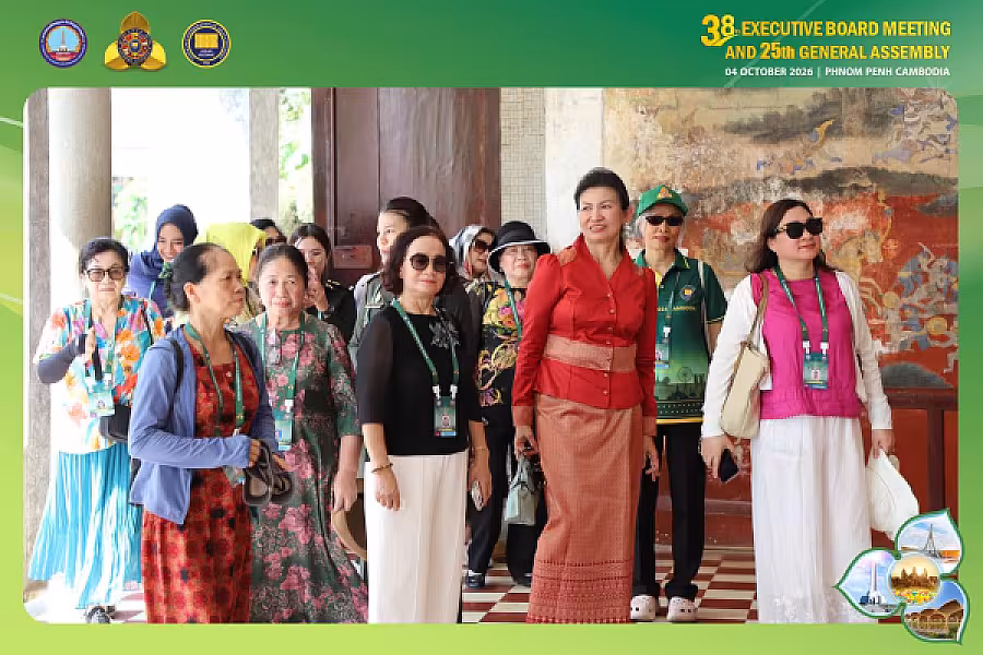 លោកជំទាវ គឹង ចាន់ឌី គន់ គីម អញ្ជើញដឹកនាំភរិយា-ស្វាមីប្រតិភូបណ្តាប្រទេសសមាជិក VECONAC ទស្សនកិច្ចព្រះបរមរាជវាំង និងសារមន្ទីរជាតិ - Image 8