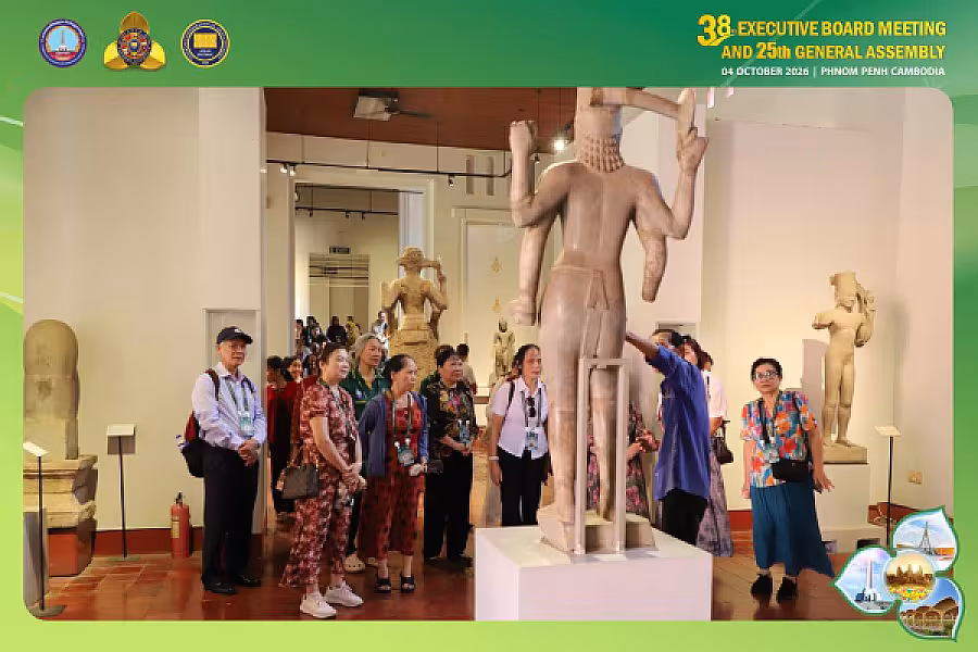លោកជំទាវ គឹង ចាន់ឌី គន់ គីម អញ្ជើញដឹកនាំភរិយា-ស្វាមីប្រតិភូបណ្តាប្រទេសសមាជិក VECONAC ទស្សនកិច្ចព្រះបរមរាជវាំង និងសារមន្ទីរជាតិ - Image 9