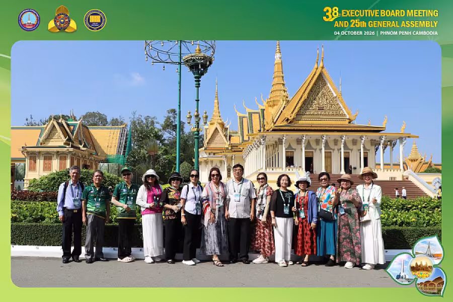 លោកជំទាវ គឹង ចាន់ឌី គន់ គីម អញ្ជើញដឹកនាំភរិយា-ស្វាមីប្រតិភូបណ្តាប្រទេសសមាជិក VECONAC ទស្សនកិច្ចព្រះបរមរាជវាំង និងសារមន្ទីរជាតិ - Image 15