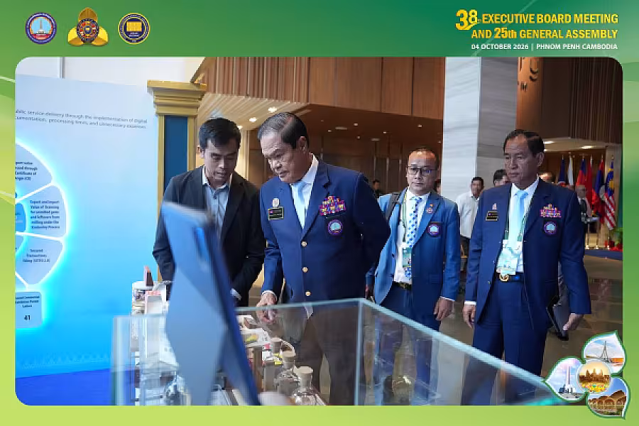 ឯកឧត្តម គន់ គីម អញ្ជើញដឹកនាំប្រតិភូ VECONAC ទស្សនាស្តង់ពិព័រណ៌ផលិតផលខ្មែរ - Image 3