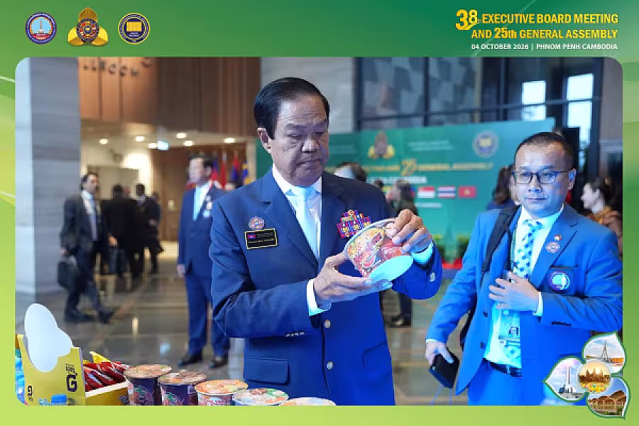 ឯកឧត្តម គន់ គីម អញ្ជើញដឹកនាំប្រតិភូ VECONAC ទស្សនាស្តង់ពិព័រណ៌ផលិតផលខ្មែរ - Image 4