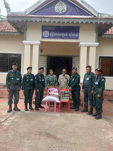 នគរបាល​ស្រុក​បវេល​ចុះ​ចែក​អំណោយ​ដល់​អតីត​យុទ្ធជន​ដែល​ខ្វះខាត​ក្នុង​ខេត្ត​បាត់ដំបង - Image 4