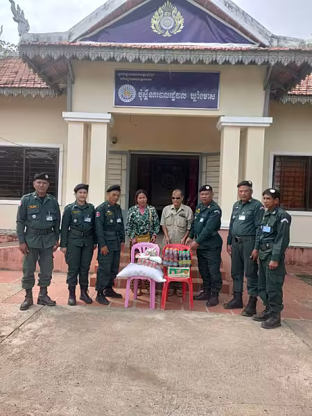 នគរបាល​ស្រុក​បវេល​ចុះ​ចែក​អំណោយ​ដល់​អតីត​យុទ្ធជន​ដែល​ខ្វះខាត​ក្នុង​ខេត្ត​បាត់ដំបង - Image 4