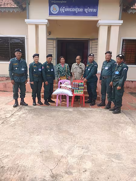 នគរបាល​ស្រុក​បវេល​ចុះ​ចែក​អំណោយ​ដល់​អតីត​យុទ្ធជន​ដែល​ខ្វះខាត​ក្នុង​ខេត្ត​បាត់ដំបង - Image 5