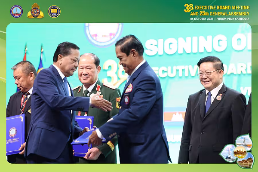 ឯកឧត្តមសន្តិបណ្ឌិត នេត សាវឿន អញ្ជើញបំពាក់មេដាយកិត្តិយស និង ប័ណ្ណសរសើរជូនប្រធាន VECONAC និងថ្នាក់ដឹកនាំសមាគមបណ្តាប្រទេសជាសមាជិក - Image 6