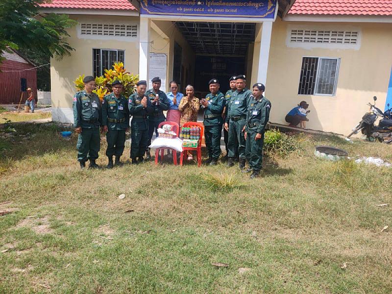 នគរបាល​ស្រុក​បវេល​ចុះ​ចែក​អំណោយ​ដល់​អតីត​យុទ្ធជន​ដែល​ខ្វះខាត​ក្នុង​ខេត្ត​បាត់ដំបង - Image 6