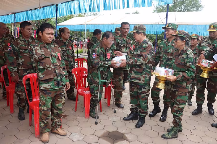 ឯកឧត្តម ឃឹម ប៊ុនសុង អញ្ជើញជួបសំណេះសំណាល និងនាំយកអំណោយជូនយោធិនពិការ ២៧០គ្រួសារ - Image 6