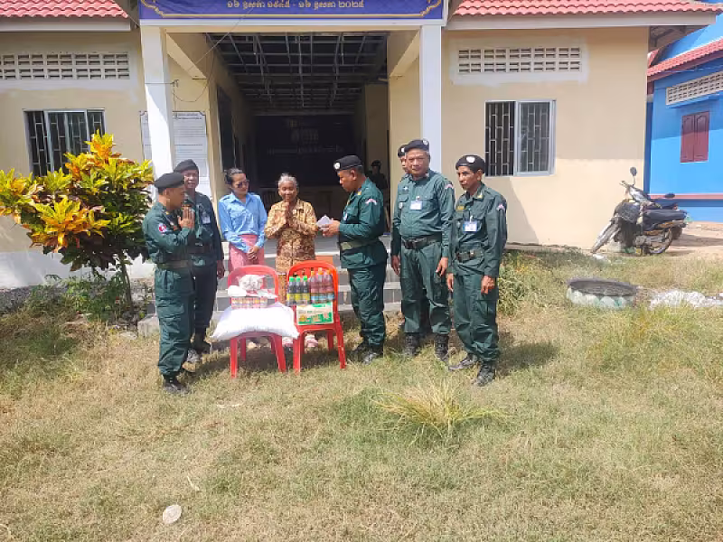 នគរបាល​ស្រុក​បវេល​ចុះ​ចែក​អំណោយ​ដល់​អតីត​យុទ្ធជន​ដែល​ខ្វះខាត​ក្នុង​ខេត្ត​បាត់ដំបង - Image 7