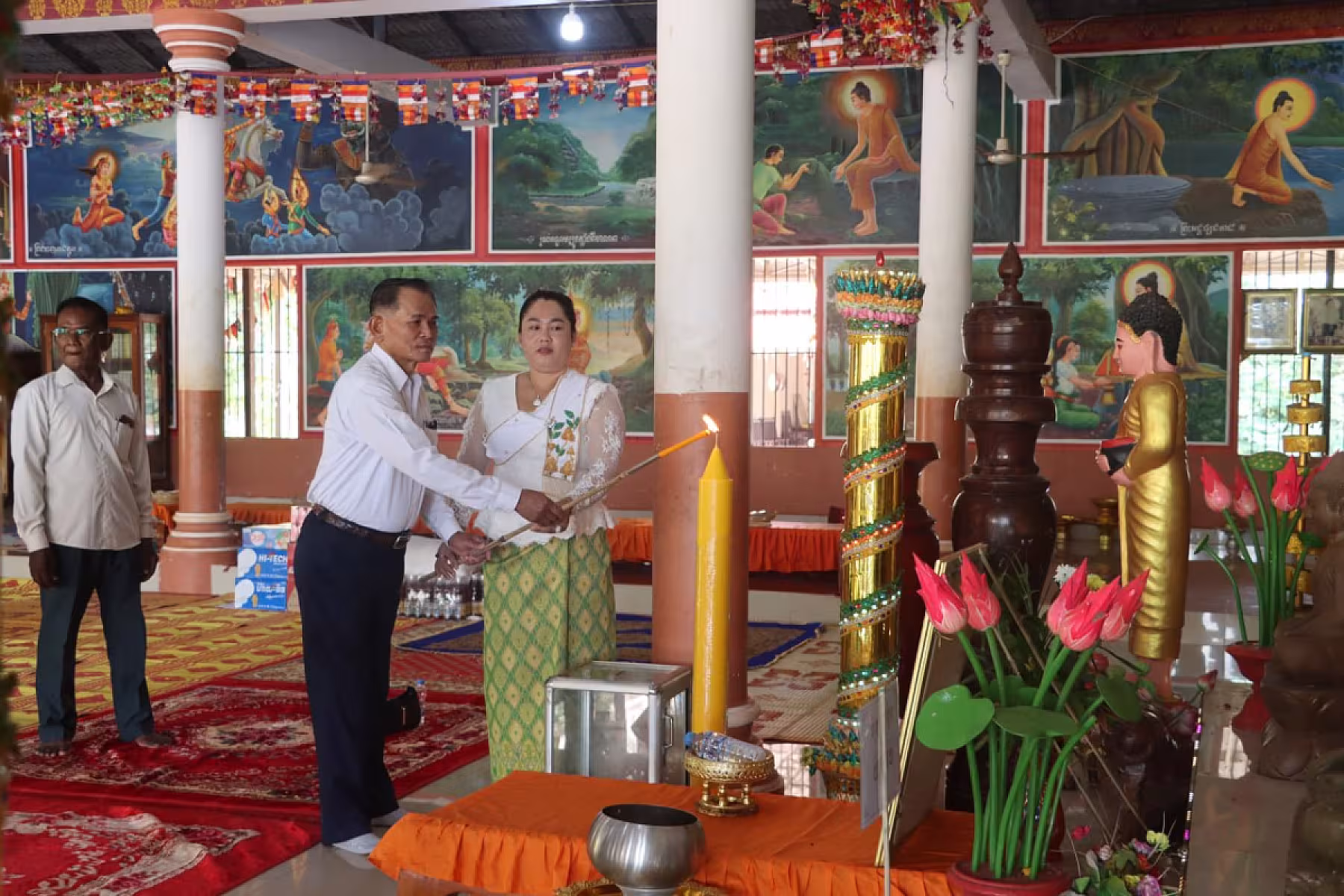 ថ្នាក់ដឹកនាំ និងមន្ត្រី មជ្ឈមណ្ឌលអភិវឌ្ឍន៍យោធិនពិការ ៣១៧គូលេនសៀមរាប កាន់បិណ្ឌវេនទី១៣ នៅវត្តព្រះខ័នសែនជ័យ
