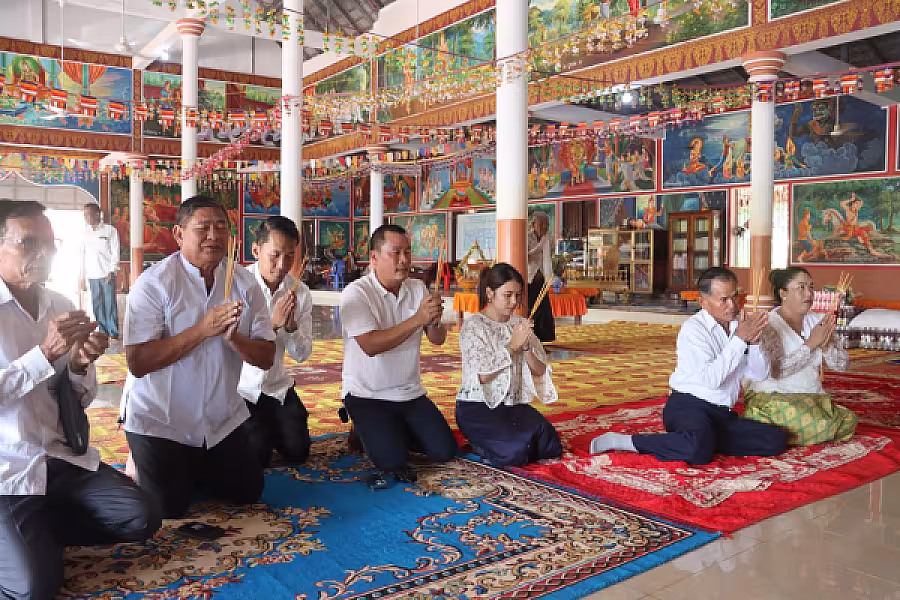 ថ្នាក់ដឹកនាំ និងមន្ត្រី មជ្ឈមណ្ឌលអភិវឌ្ឍន៍យោធិនពិការ ៣១៧គូលេនសៀមរាប កាន់បិណ្ឌវេនទី១៣ នៅវត្តព្រះខ័នសែនជ័យ - Image 2