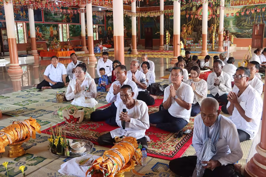 ថ្នាក់ដឹកនាំ និងមន្ត្រី មជ្ឈមណ្ឌលអភិវឌ្ឍន៍យោធិនពិការ ៣១៧គូលេនសៀមរាប កាន់បិណ្ឌវេនទី១៣ នៅវត្តព្រះខ័នសែនជ័យ - Image 4
