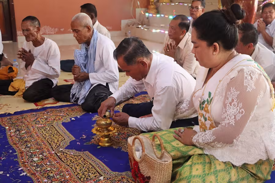 ថ្នាក់ដឹកនាំ និងមន្ត្រី មជ្ឈមណ្ឌលអភិវឌ្ឍន៍យោធិនពិការ ៣១៧គូលេនសៀមរាប កាន់បិណ្ឌវេនទី១៣ នៅវត្តព្រះខ័នសែនជ័យ - Image 6