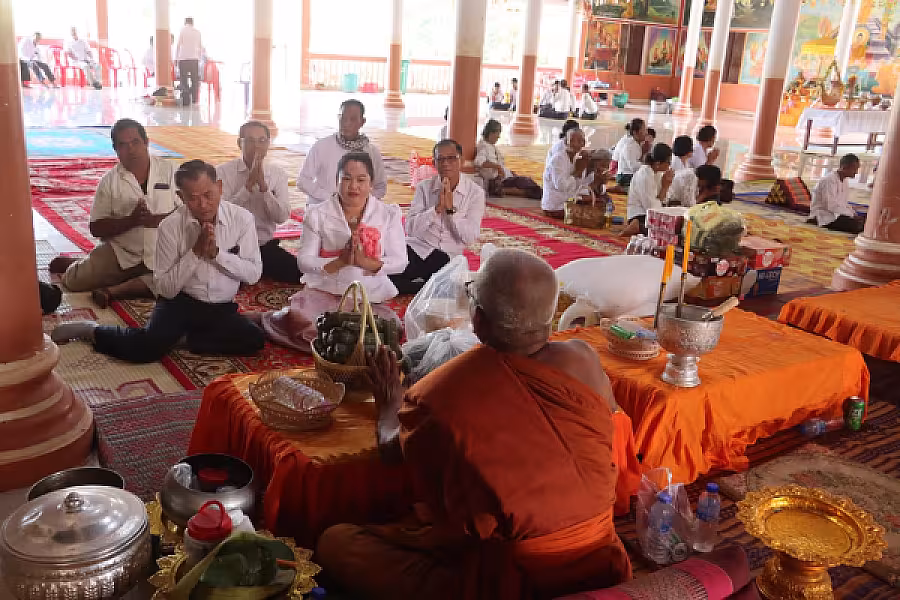 ថ្នាក់ដឹកនាំ និងមន្ត្រី មជ្ឈមណ្ឌលអភិវឌ្ឍន៍យោធិនពិការ ៣១៧គូលេនសៀមរាប កាន់បិណ្ឌវេនទី១៣ នៅវត្តព្រះខ័នសែនជ័យ - Image 7