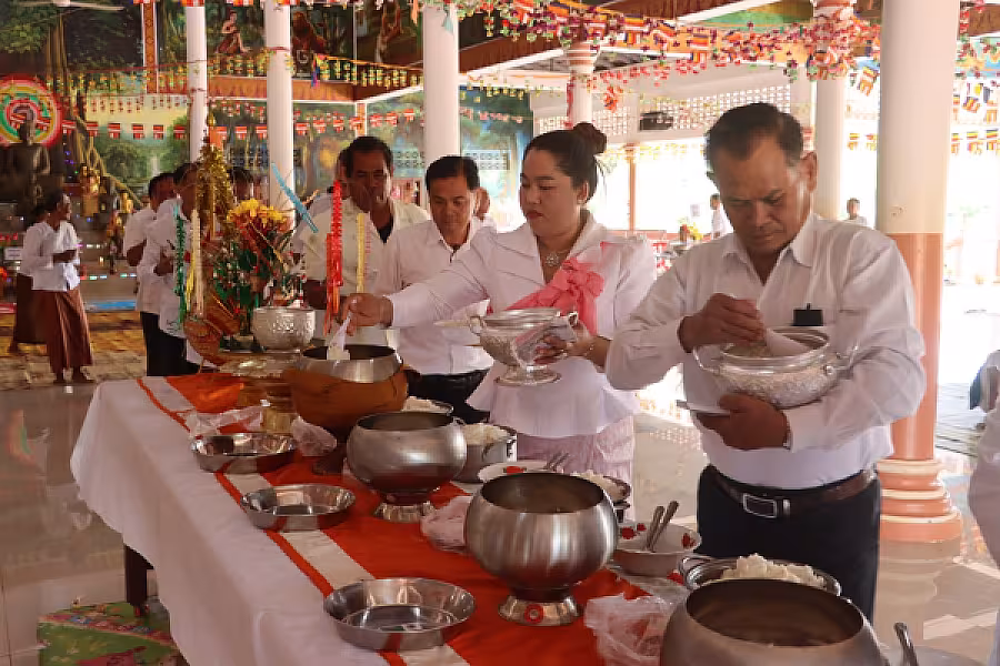 ថ្នាក់ដឹកនាំ និងមន្ត្រី មជ្ឈមណ្ឌលអភិវឌ្ឍន៍យោធិនពិការ ៣១៧គូលេនសៀមរាប កាន់បិណ្ឌវេនទី១៣ នៅវត្តព្រះខ័នសែនជ័យ - Image 8