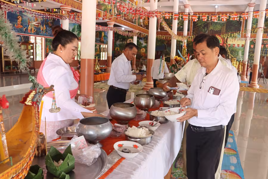 ថ្នាក់ដឹកនាំ និងមន្ត្រី មជ្ឈមណ្ឌលអភិវឌ្ឍន៍យោធិនពិការ ៣១៧គូលេនសៀមរាប កាន់បិណ្ឌវេនទី១៣ នៅវត្តព្រះខ័នសែនជ័យ - Image 9