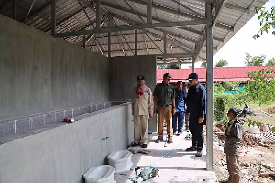 ឯកឧត្តមកិត្តិសង្គហបណ្ឌិត គន់ គីម អញ្ជើញចុះពិនិត្យការរៀបចំមណ្ឌលសុវត្ថិភាពនៅវត្តពោធិ៍៥០០០ដើម ក្នុងភូមិសាស្ត្រភូមិគូលែនត្បូង ឃុំគូលែនត្បូង ស្រុកគូលែន ខេត្តព្រះវិហារ - Image 2