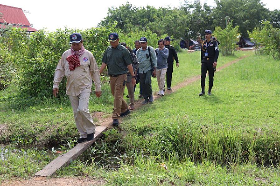 ឯកឧត្តមកិត្តិសង្គហបណ្ឌិត គន់ គីម អញ្ជើញចុះពិនិត្យការរៀបចំមណ្ឌលសុវត្ថិភាពនៅវត្តពោធិ៍៥០០០ដើម ក្នុងភូមិសាស្ត្រភូមិគូលែនត្បូង ឃុំគូលែនត្បូង ស្រុកគូលែន ខេត្តព្រះវិហារ - Image 3
