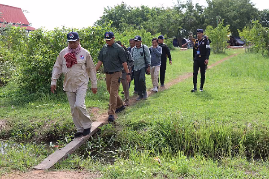 ឯកឧត្តមកិត្តិសង្គហបណ្ឌិត គន់ គីម អញ្ជើញចុះពិនិត្យការរៀបចំមណ្ឌលសុវត្ថិភាពនៅវត្តពោធិ៍៥០០០ដើម ក្នុងភូមិសាស្ត្រភូមិគូលែនត្បូង ឃុំគូលែនត្បូង ស្រុកគូលែន ខេត្តព្រះវិហារ - Image 3