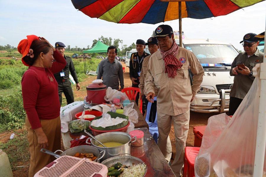 ឯកឧត្តមកិត្តិសង្គហបណ្ឌិត គន់ គីម អញ្ជើញចុះពិនិត្យការរៀបចំមណ្ឌលសុវត្ថិភាពនៅវត្តពោធិ៍៥០០០ដើម ក្នុងភូមិសាស្ត្រភូមិគូលែនត្បូង ឃុំគូលែនត្បូង ស្រុកគូលែន ខេត្តព្រះវិហារ - Image 5