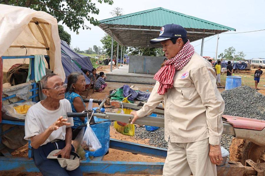 ឯកឧត្តមកិត្តិសង្គហបណ្ឌិត គន់ គីម អញ្ជើញចុះពិនិត្យការរៀបចំមណ្ឌលសុវត្ថិភាពនៅវត្តពោធិ៍៥០០០ដើម ក្នុងភូមិសាស្ត្រភូមិគូលែនត្បូង ឃុំគូលែនត្បូង ស្រុកគូលែន ខេត្តព្រះវិហារ - Image 6