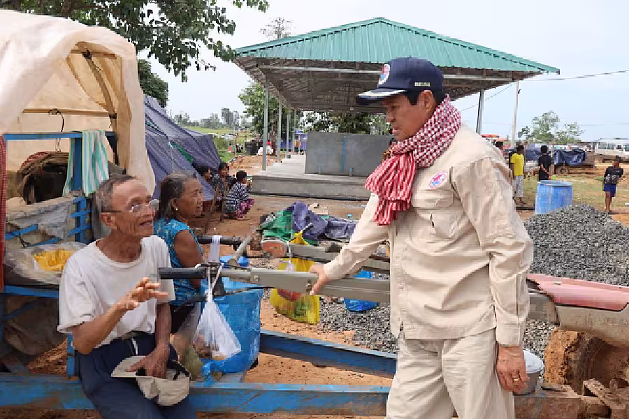 ឯកឧត្តមកិត្តិសង្គហបណ្ឌិត គន់ គីម អញ្ជើញចុះពិនិត្យការរៀបចំមណ្ឌលសុវត្ថិភាពនៅវត្តពោធិ៍៥០០០ដើម ក្នុងភូមិសាស្ត្រភូមិគូលែនត្បូង ឃុំគូលែនត្បូង ស្រុកគូលែន ខេត្តព្រះវិហារ - Image 6