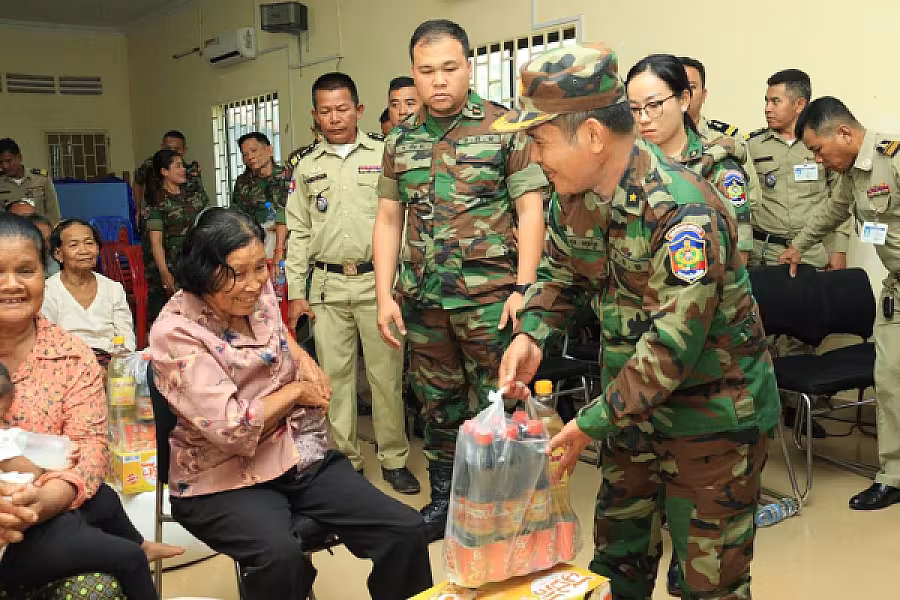 លោកឧត្តមសេនីយ៍ត្រី ជួន សុភ័ក្រ មេបញ្ជាការតំបន់ប្រតិបត្តិការសឹករងកោះកុងបានដឹកនាំក្រុមការងារ ស.អ.ក ថ្នាក់ខេត្ត ស្រុក និងឃុំទាំង៦ នៃស្រុកស្រែអំបិល ចុះសួរសុខទុក្ខបងប្អូនអតីតយុទ្ធជន - Image 2