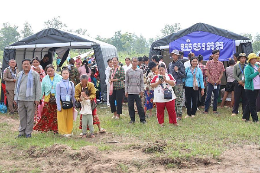 ឯកឧត្តមកិត្តិសង្គហបណ្ឌិត គន់ គីម អញ្ជើញចុះពិនិត្យការរៀបចំមណ្ឌលសុវត្ថិភាពនៅវត្តពោធិ៍៥០០០ដើម ក្នុងភូមិសាស្ត្រភូមិគូលែនត្បូង ឃុំគូលែនត្បូង ស្រុកគូលែន ខេត្តព្រះវិហារ - Image 10