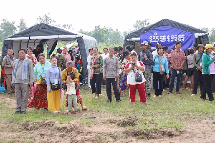 ឯកឧត្តមកិត្តិសង្គហបណ្ឌិត គន់ គីម អញ្ជើញចុះពិនិត្យការរៀបចំមណ្ឌលសុវត្ថិភាពនៅវត្តពោធិ៍៥០០០ដើម ក្នុងភូមិសាស្ត្រភូមិគូលែនត្បូង ឃុំគូលែនត្បូង ស្រុកគូលែន ខេត្តព្រះវិហារ - Image 10