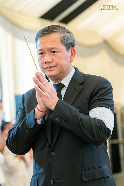 សម្ដេចធិបតី ហ៊ុន ម៉ាណែត បានអញ្ជើញចូលរួមគោរពវិញ្ញាណក្ខន្ធសព ឧត្តមសេនីយ៍ឯក ដួង សំនៀង ដែលបានពលីក្នុងជន្មាយុ៦៧ឆ្នាំ ក្នុងបុព្វហេតុការពារបូរណភាពទឹកដី - Image 2