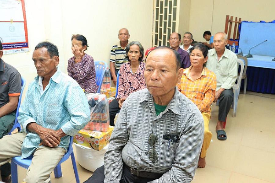 លោកឧត្តមសេនីយ៍ត្រី ជួន សុភ័ក្រ មេបញ្ជាការតំបន់ប្រតិបត្តិការសឹករងកោះកុងបានដឹកនាំក្រុមការងារ ស.អ.ក ថ្នាក់ខេត្ត ស្រុក និងឃុំទាំង៦ នៃស្រុកស្រែអំបិល ចុះសួរសុខទុក្ខបងប្អូនអតីតយុទ្ធជន - Image 3