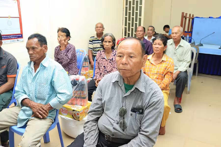 លោកឧត្តមសេនីយ៍ត្រី ជួន សុភ័ក្រ មេបញ្ជាការតំបន់ប្រតិបត្តិការសឹករងកោះកុងបានដឹកនាំក្រុមការងារ ស.អ.ក ថ្នាក់ខេត្ត ស្រុក និងឃុំទាំង៦ នៃស្រុកស្រែអំបិល ចុះសួរសុខទុក្ខបងប្អូនអតីតយុទ្ធជន - Image 3