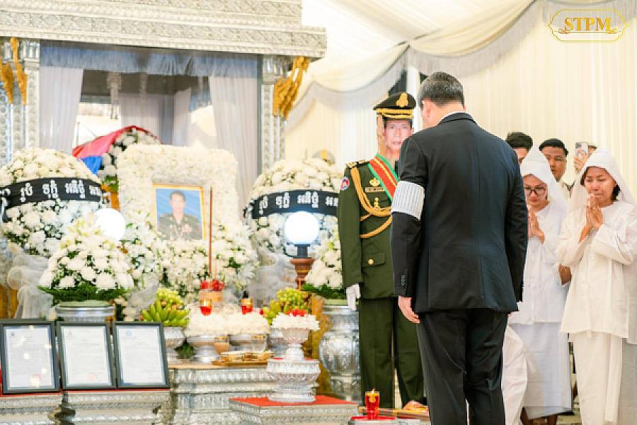 សម្ដេចធិបតី ហ៊ុន ម៉ាណែត បានអញ្ជើញចូលរួមគោរពវិញ្ញាណក្ខន្ធសព ឧត្តមសេនីយ៍ឯក ដួង សំនៀង ដែលបានពលីក្នុងជន្មាយុ៦៧ឆ្នាំ ក្នុងបុព្វហេតុការពារបូរណភាពទឹកដី - Image 3