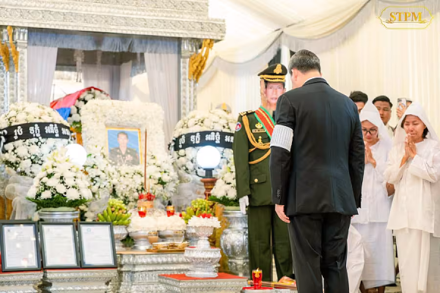 សម្ដេចធិបតី ហ៊ុន ម៉ាណែត បានអញ្ជើញចូលរួមគោរពវិញ្ញាណក្ខន្ធសព ឧត្តមសេនីយ៍ឯក ដួង សំនៀង ដែលបានពលីក្នុងជន្មាយុ៦៧ឆ្នាំ ក្នុងបុព្វហេតុការពារបូរណភាពទឹកដី - Image 3