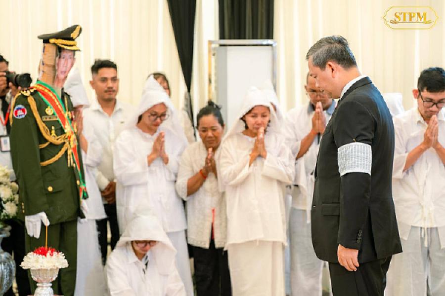 សម្ដេចធិបតី ហ៊ុន ម៉ាណែត បានអញ្ជើញចូលរួមគោរពវិញ្ញាណក្ខន្ធសព ឧត្តមសេនីយ៍ឯក ដួង សំនៀង ដែលបានពលីក្នុងជន្មាយុ៦៧ឆ្នាំ ក្នុងបុព្វហេតុការពារបូរណភាពទឹកដី - Image 4