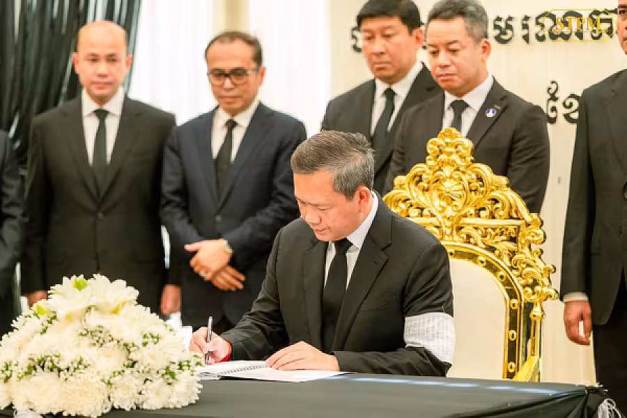 សម្ដេចធិបតី ហ៊ុន ម៉ាណែត បានអញ្ជើញចូលរួមគោរពវិញ្ញាណក្ខន្ធសព ឧត្តមសេនីយ៍ឯក ដួង សំនៀង ដែលបានពលីក្នុងជន្មាយុ៦៧ឆ្នាំ ក្នុងបុព្វហេតុការពារបូរណភាពទឹកដី - Image 6