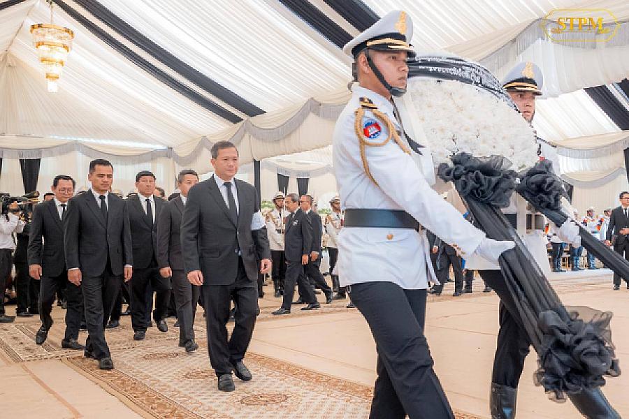 សម្ដេចធិបតី ហ៊ុន ម៉ាណែត បានអញ្ជើញចូលរួមគោរពវិញ្ញាណក្ខន្ធសព ឧត្តមសេនីយ៍ឯក ដួង សំនៀង ដែលបានពលីក្នុងជន្មាយុ៦៧ឆ្នាំ ក្នុងបុព្វហេតុការពារបូរណភាពទឹកដី - Image 7