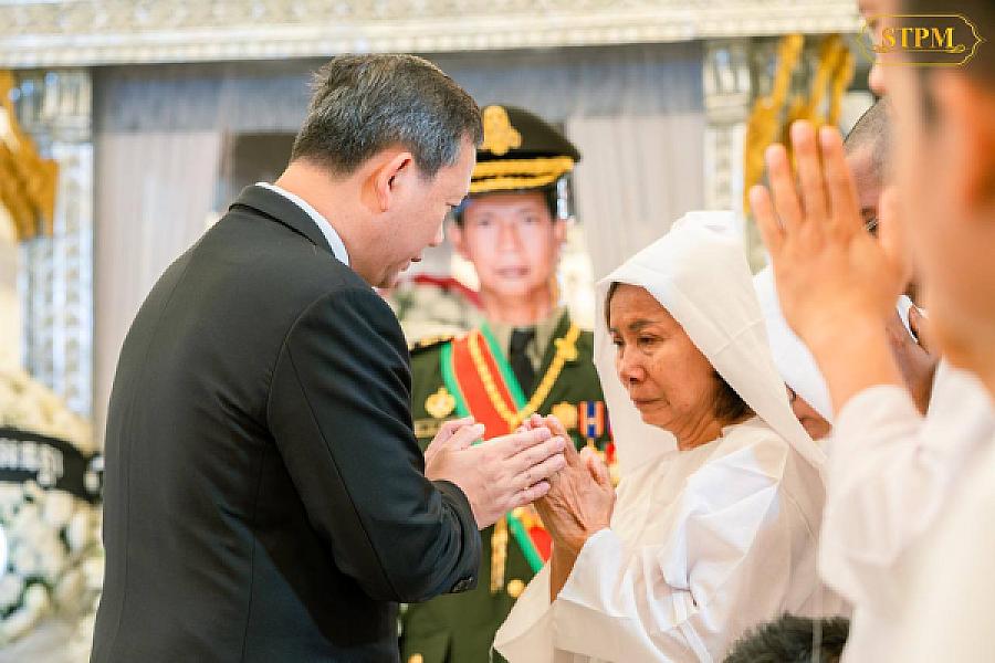 សម្ដេចធិបតី ហ៊ុន ម៉ាណែត បានអញ្ជើញចូលរួមគោរពវិញ្ញាណក្ខន្ធសព ឧត្តមសេនីយ៍ឯក ដួង សំនៀង ដែលបានពលីក្នុងជន្មាយុ៦៧ឆ្នាំ ក្នុងបុព្វហេតុការពារបូរណភាពទឹកដី - Image 8