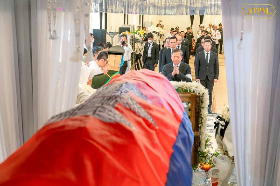 សម្ដេចធិបតី ហ៊ុន ម៉ាណែត បានអញ្ជើញចូលរួមគោរពវិញ្ញាណក្ខន្ធសព ឧត្តមសេនីយ៍ឯក ដួង សំនៀង ដែលបានពលីក្នុងជន្មាយុ៦៧ឆ្នាំ ក្នុងបុព្វហេតុការពារបូរណភាពទឹកដី - Image 9