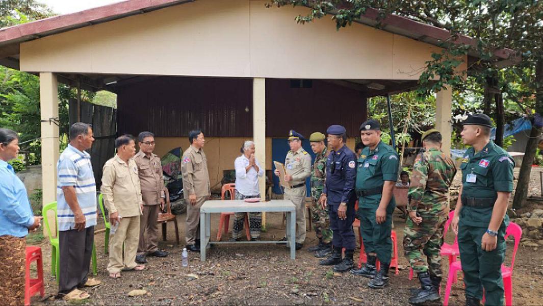 លោក អ៊ីង ស៊ីណាត តំណាងលោកឧត្ដមសេនីយ៍ទោ សិទ្ធិ ឡោះ បាននាំយកថវិកា ចំនួន ៨,០០០,០០០ រៀល ប្រគល់ជូនគ្រួសារសពសមាជិកសមាគអតីតយុទ្ធជនកម្ពុជា