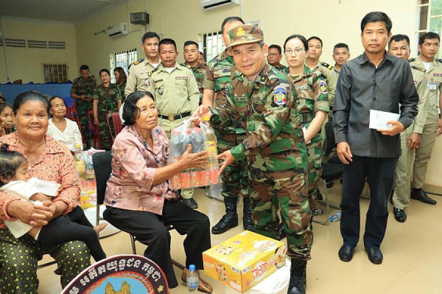 លោកឧត្តមសេនីយ៍ត្រី ជួន សុភ័ក្រ មេបញ្ជាការតំបន់ប្រតិបត្តិការសឹករងកោះកុងបានដឹកនាំក្រុមការងារ ស.អ.ក ថ្នាក់ខេត្ត ស្រុក និងឃុំទាំង៦ នៃស្រុកស្រែអំបិល ចុះសួរសុខទុក្ខបងប្អូនអតីតយុទ្ធជន - Image 4