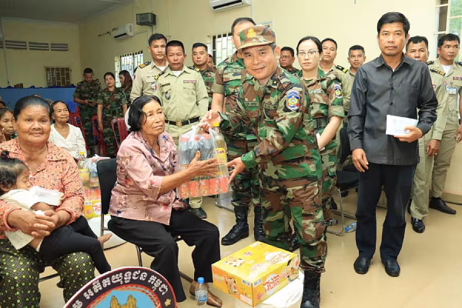 លោកឧត្តមសេនីយ៍ត្រី ជួន សុភ័ក្រ មេបញ្ជាការតំបន់ប្រតិបត្តិការសឹករងកោះកុងបានដឹកនាំក្រុមការងារ ស.អ.ក ថ្នាក់ខេត្ត ស្រុក និងឃុំទាំង៦ នៃស្រុកស្រែអំបិល ចុះសួរសុខទុក្ខបងប្អូនអតីតយុទ្ធជន - Image 4