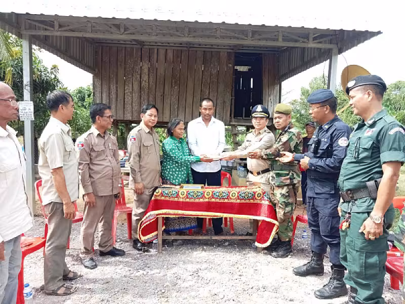 លោក អ៊ីង ស៊ីណាត តំណាងលោកឧត្ដមសេនីយ៍ទោ សិទ្ធិ ឡោះ បាននាំយកថវិកា ចំនួន ៨,០០០,០០០ រៀល ប្រគល់ជូនគ្រួសារសពសមាជិកសមាគអតីតយុទ្ធជនកម្ពុជា - Image 4